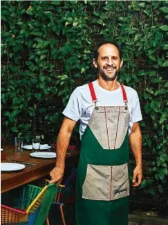  ??  ?? Lo chef Pedro Schiaffino, 43 anni, ha aperto due ristoranti a Lima: "Malabar" (nel 2004) e "Amaz" (nel 2012). È stato proclamato "icona dell’anno"