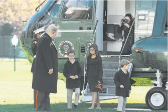  ??  ?? Trump regresa con sus nietos a la
Casa blanca tras el feriado/