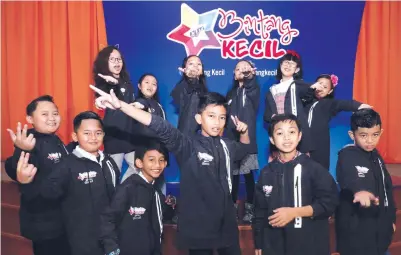  ??  ?? TEMUI MEREKA: Aksi spontan para Bintang Kecil 2018 selepas sidang media di Auditorium Kecil RTM, Kuching pada Isnin.