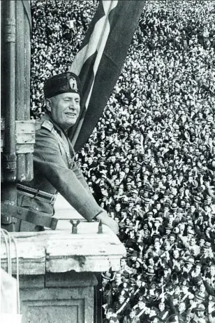  ?? GETTY ?? Mussolini en el balcón del Palacio de Venecia en 1940
