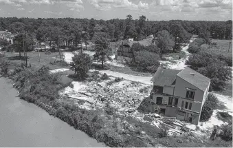  ?? Mark Mulligan / Staff photograph­er ?? The Harris County Flood Control District plans to focus many of the buyouts on the San Jacinto River watershed, including the Riverview town-house complex in Kingwood.