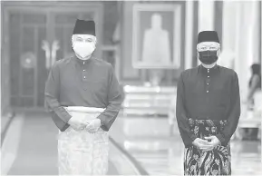  ?? — Gambar Bernama ?? KENANGAN: Sultan Nazrin berkenan bergambar bersama Ismail Sabri (kanan) selepas Istiadat Mengucap Selamat Berangkat di Dewan Bendahara, Istana Negara semalam.