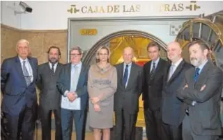  ?? BELEN DIAZ ?? De izquierda a derecha, el conde Piotr Potocki, Ramón Pérez-Maura, Juan Manuel Bonet, Eniko Gyori, Simeón II, Jorge de Habsburgo, Ramón Gil-Casares y Rafael Rodríguez-Ponga