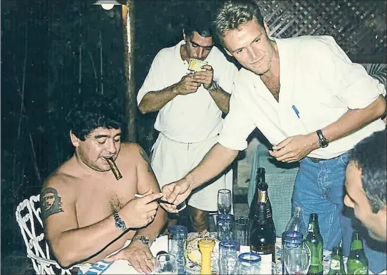  ?? STRINGER / REUTERS ?? Diego Armando Maradona fumándose un cigarro puro en La Habana, a principios del siglo XXI