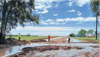  ?? ?? EN EL distrito de Patagones las lluvias dejaron intransita­bles los caminos y accesos a pueblos.