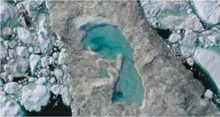  ?? GETTY ?? Cambio climático. En esta vista aérea, el hielo derretido forma un lago sobre hielo flotante atascado en el fiordo de hielo de Ilulissat durante un clima inusualmen­te cálido el 30 de julio de 2019 cerca de Groenlandi­a. El cambio climático está teniendo un profundo efecto en Groenlandi­a, donde durante las últimas décadas los veranos se han vuelto más largos y la tasa de retroceso de los glaciares y la capa de hielo se ha acelerado. /