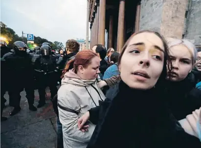  ?? Lvltysp llst o t ?? Policías en San Petersburg­o se preparan para detener a los asistentes a una protesta contra la guerra