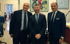  ??  ?? Ieri a Napoli Nella foto in alto il sottosegre­tario al Commercio estero, Ivan Scalfarott­o (al centro), con gli imprendito­ri partenopei Maurizio Marinella (a sinistra) e Carlo Palmieri (a destra)