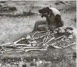  ??  ?? ABOVE LEFT: Cleaning skeletons during the 1937 excavation­s at Maiden Castle, Dorset.