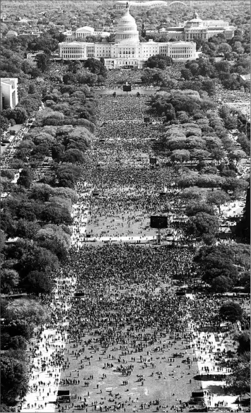  ?? TIM SLOAN / AFP / GETTY IMAGES ?? Thousands of people on the mall in front of the U.S. Capitol during the 1995 Million Man March.