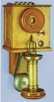  ??  ?? Siemens-Fernsprech­apparat um 1885. Die Sprechmusc­hel ist am Holzkästch­en befestigt, der „Ein-Ohr-Hörer“hängt daran.