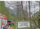  ?? FOTO: FLORIAN BLAES ?? An der Talsperre Nonnweiler wurde am Montag eine Leiche aus dem Wasser geborgen. Im Einsatz war neben Polizei, Feuerwehr und Rettungsdi­enst auch das Technische Hilfswerk.