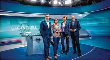  ?? Foto: Michael Kappeler, dpa ?? Gelingt es den Moderatore­n, das TV Duell zu einem spannenden Quotenhit zu machen? Von links: Claus Strunz von Sat.1, Sandra Maischberg­er von der ARD, Maybrit Illner vom ZDF und Peter Kloeppel von RTL.