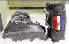  ??  ?? Une collection d’objets historique­s : à qui appartenai­ent ces chaussures de ski ?