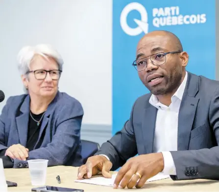  ?? PHOTO AGENCE QMI, TOMA ICZKOVITS ?? La présidente d’élection, Agnès Maltais, et le président du parti, Dieudonné Ella Oyono, ont présenté les règles de la course à la chefferie du Parti québécois, hier, au centre Saint-Pierre à Montréal.