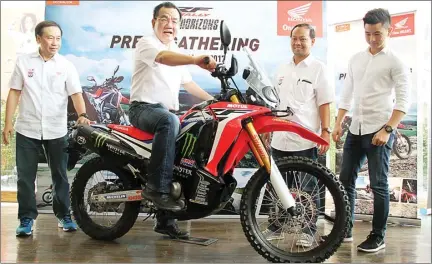  ?? FRIZAL/JAWA POS ?? GO DIRTY: Dari kiri, Abdy Ronotana, Presdir MPM Suwito, Marcomm & Developmen­t Division Head MPM Suhari, serta Sales Spv Area Jatim AHM Willy saat peluncuran dirtbike Honda CRF250Rall­y di Surabaya kemarin (19/3).