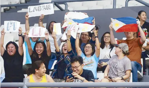  ?? JOEY MENDOZA ?? Indonesia-based Filipino supporters cheer for Team Philippine­s at the JCC Plenary Hall in Jakarta.