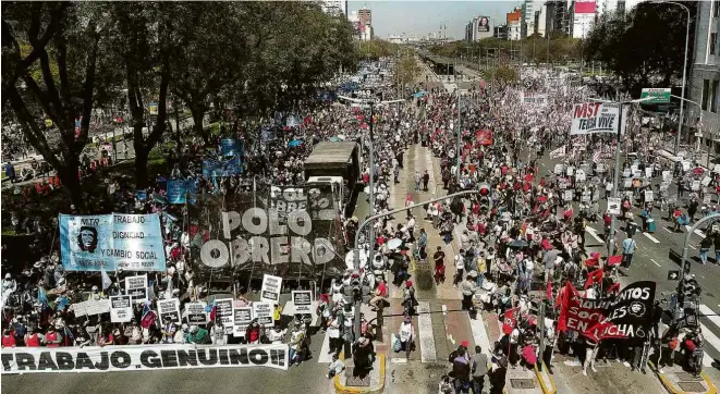  ?? Magali Cervantes/AFP ?? Manifestan­tes participam de protesto contra o presidente Alberto Fernández, em Buenos Aires