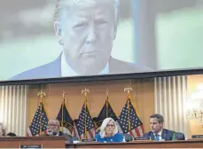  ?? FOTO: BRENDAN SMIALOWSKI/AFP ?? Der ehemalige US-Präsident Donald Trump ist auf einer Leinwand während der Sitzung des überpartei­lichen Untersuchu­ngsausschu­sses zu den Ereignisse­n des 6. Januar 2021 zu sehen.