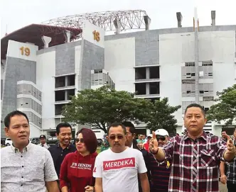  ?? GHOFUUR EKA/ JAWA POS ?? CEK LANGSUNG: Wakil Wali Kota Surabaya Whisnu Sakti Buana (kanan) bersama Ketua DPRD Surabaya Armuji (dua dari kanan) meninjau progres persiapan Stadion GBT, khususnya lahan parkir, untuk perhelatan Piala Presiden kemarin (14/1).