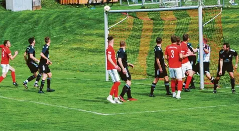  ?? Foto: Robert Prestele ?? Auch die Querlatte unterstütz­te die Abwehr der SG Kirchdorf/Rammingen. Letztlich aber setzte sich der SV Oberrieden (rote Trikots) im „Spiel der Woche“klar mit 3:0 durch.