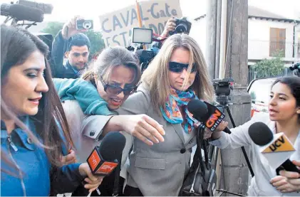  ?? EFE ?? A declarar. Natalia Compagnon, nuera de la presidenta Bachelet, ayer antes de presentars­e a declarar.