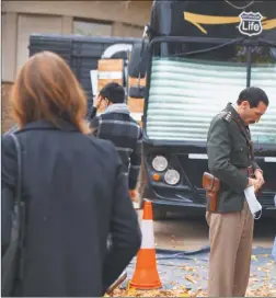  ??  ?? ACCIÓN. Sobre la zona peatonal de la Av. Corrientes, con el Obelisco de fondo, el actor Guillermo Francella filmó escenas de Granizo (izq.). También está casi lista la serie Santa Evitsobre la novela de Tomás Eloy Martínez.