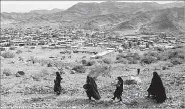  ?? Noorullah Shirzada AFP/Getty Images ?? AFGHAN WOMEN cross the Torkham border into Pakistan last month. Many Afghans have been displaced by militants from Islamic State, who have overrun remote areas of Nangarhar and other provinces.