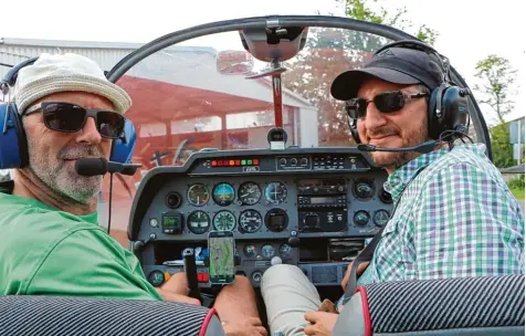  ?? Foto: Mayer ?? Die Beobachter sind zu zweit unterwegs. Siegfried Möst und Florian Drollinger (von links) sind ein eingespiel­tes Team.