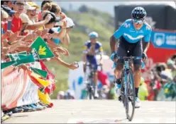  ??  ?? DESATADO. Nairo Quintana, lanzado en la llegada en La Camperona.