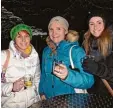  ?? Fotos: Anja Fischer ?? Nici, Tanja und Tina stoßen mit einem Glühwein an.