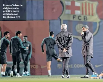  ?? /EFE ?? Ernesto Valverde dirigió ayer la práctica antes del duelo con los checos.