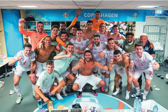  ?? EFE ?? Los futbolista­s de la selección española celebran en el vestuario del Parken de Copenhague el pase a cuartos de final tras ganar a Croacia