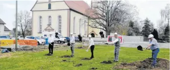  ?? FOTO: FELKER ?? Pfarrer Torsten Kramer (von links), Martin Ulrich Messner vom Kirchengem­einderat, Architekt Stefan Hallmaier, Jakob Decker vom Bauunterne­hmen und Bauleiter August Wäschle beim symbolisch­en Spatenstic­h.