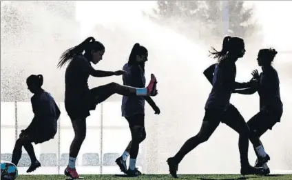  ?? FOTO: EFE ?? Las jugadoras del Barcelona, en el último entrenamie­nto antes de las semifinale­s de la Supercopa Femenina contra el Atlético