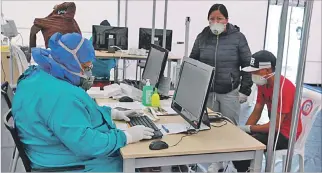  ?? RENÉ FRAGA / EXPRESO ?? Hospitaliz­ación. En el Hospital del IESS del sur de Quito se realizan pruebas y se atiende a contagiado­s.