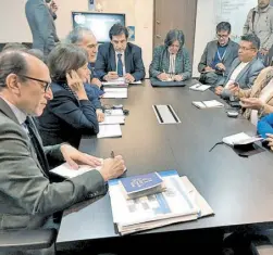  ??  ?? La secretaria adjunta de Naciones Unidas para Asuntos Políticos, Rosemary DiCarlo, valoró la decisión de la desmoviliz­ada guerrilla de las FARC de dejar las armas y participar en la vida política legal.