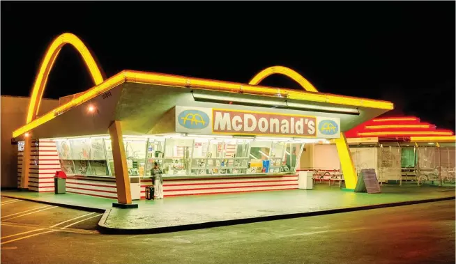  ??  ?? Lo clásico. Easterbroo­k, director ejecutivo, regresa al éxito inicial de McDonald's; como este restaurant­e, el más viejo de la franquicia, ubicado en Downey, Los Ángeles, desde 1953.