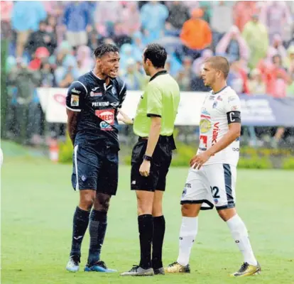  ?? RAFAEL MURILLO ?? El cubano Marcel Hernández le hace un fuerte reclamo al árbitro Benjamín Pineda, en el partido que disputaron Cartaginés y Grecia el domingo. La actuación del central fue de las más criticadas.