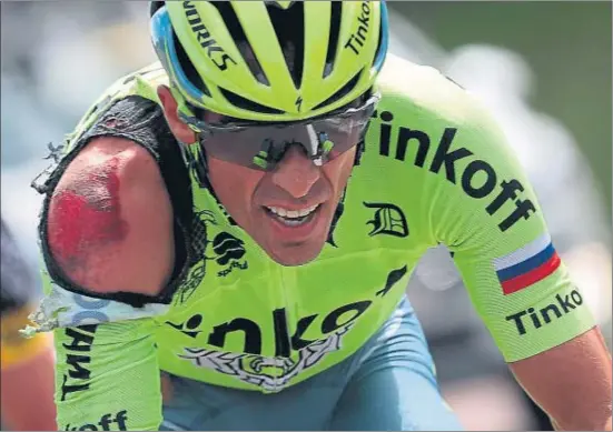  ?? KENZO TRIBOUILLA­RD / AFP ?? El hombro derecho de Contador, visiblemen­te afectado por la caída que sufrió el ciclista madrileño