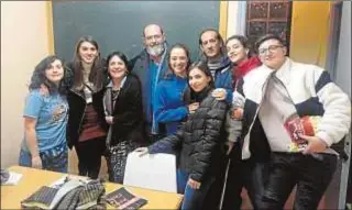  ?? Pastoral Penitencia­ria ?? María Yela (tercera por la izquierda) junto a varios voluntario­s en un charla para jóvenes en la parroquia de San Ambrosio