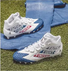  ??  ?? Este fin de semana más de 900 jugadores usarán calzado personaliz­ado, en el que apoyarán a una causa benéfica; Dak Prescott apoyará a su propia fundación Faith, Fight, Finish, que ayuda a enfermos de cáncer.