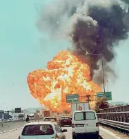  ??  ?? L’esplosione Un fotogramma della prima esplosione: un’autocister­na carica di gpl centra un tir in coda in tangenzial­e a Bologna causando esplosioni a catena