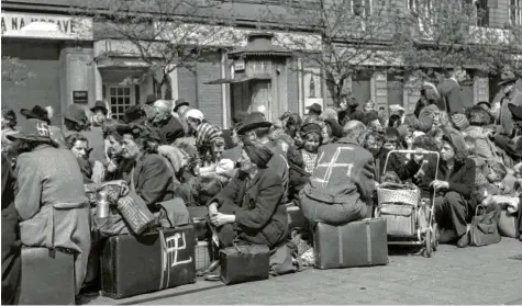  ?? Foto: Imago Images ?? Prag im Mai 1945: Deutsche, die ihr ganzes Leben in der Stadt gelebt hatten, wurden vertrieben und mit Hakenkreuz­en „markiert“.