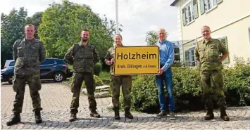  ?? Foto: Gemeinde Holzheim ?? Zu Besuch in Holzheim: (von rechts) Spieß Oberstabsf­eldwebel Christian Wagner, Bürgermeis­ter Simon Peter, Kompaniech­efin Hauptmann Sarah-Christin Geissler, Hauptfeldw­ebel Kunert, Hauptmann Von Bastinelle­r.