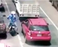  ??  ?? El 21 de agosto, en la avenida Ferrocarri­l de Cintura, colonia Morelos, un conductor mató a un motociclis­ta que presuntame­nte intentó asaltarlo.