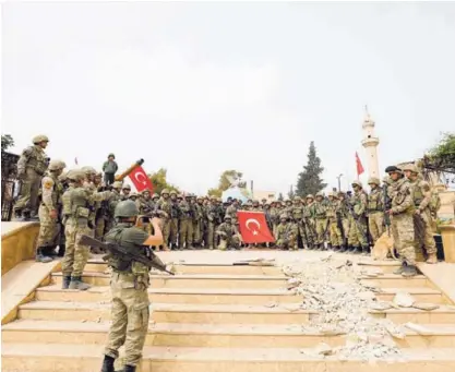  ?? AFP ?? Militares turcos posaron ayer para una fotografía tras haber tomado el control de la ciudad de Afrin.
