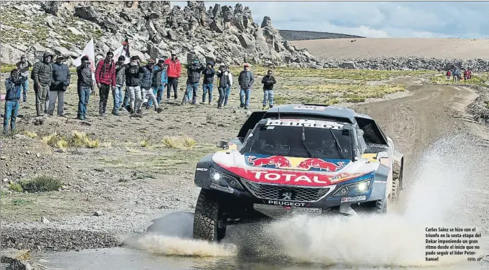  ?? FOTO: AP ?? Carlos Sainz se hizo con el triunfo en la sexta etapa del Dakar imponiendo un gran ritmo desde el inicio que no pudo seguir el líder Peterhanse­l