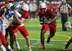  ?? JIM VALENTE FILE PHOTO ?? Manny Mengata, right, and Tewksbury defeated Wilmington, 29-19, on Thanksgivi­ng.