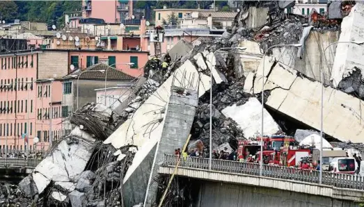  ?? Foto: Stefano Rellandini, Reuters ?? Auf einer Länge von  Metern ist eine vierspurig­e Autobahnbr­ücke eingestürz­t. Autos und Laster krachten in die Tiefe.
